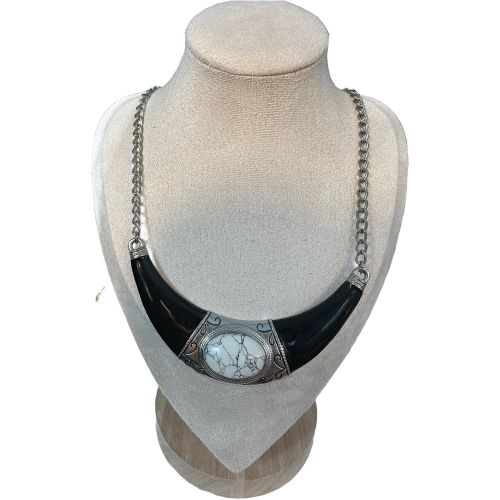 VTG Black and White Silver Toned Structured Collar Necklace